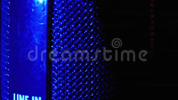 冷凝器麦克风旋转蓝色和红色背光专业录音机特写视频的预览图