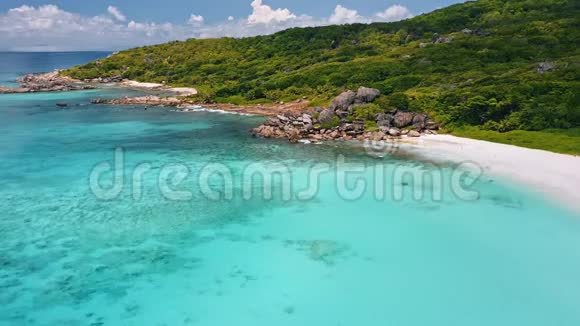 塞舌尔拉迪格岛著名的花岗岩巨石和晶莹剔透的绿松石蓝色海洋海湾的空中景色视频的预览图