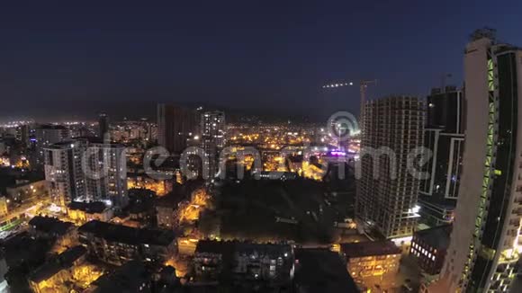 建筑施工从白天到晚上时光流逝城市空间照明的塔式起重机视频的预览图