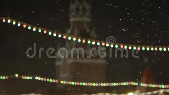 下雪了多种颜色的圣诞花环背景克里姆林宫的斯帕斯基塔视频的预览图