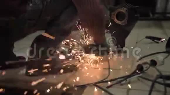 人在锯磨床明亮的火花在飞开式齿轮视频的预览图