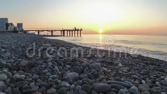 日落的全景在海上石滩海岸与海浪视频的预览图