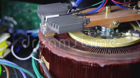 电网电流电压调节时自耦变压器在自动稳压器中的运行视频的预览图