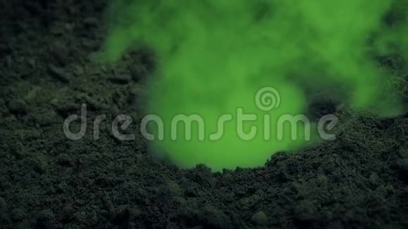 从地面的通风口喷出绿色烟雾视频的预览图