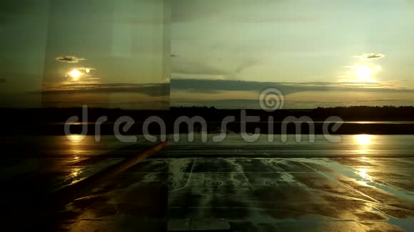日落时起飞飞机在机场窗口的反射视频的预览图