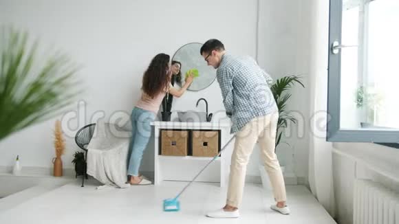 男青年和女青年在家打扫浴室洗镜子拖地板视频的预览图