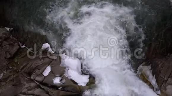 冬天的瀑布普鲁特从山溪里快速流出的水和带雪的石头急流视频的预览图