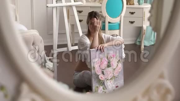 女孩坐在卧室的地板上手里拿着一幅牡丹画视频的预览图