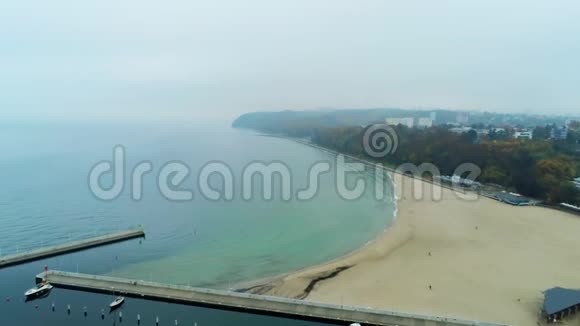 波兰格丁尼亚海滩鸟瞰图雾中的波罗的海海岸秋日视频的预览图