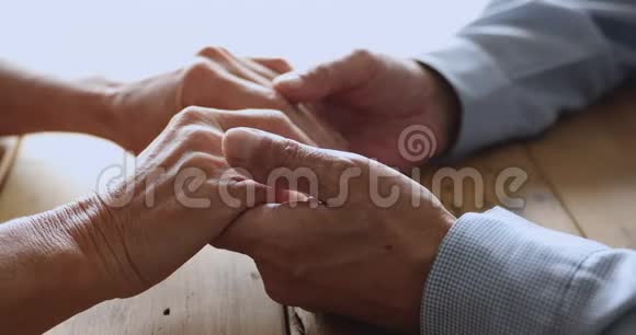 浪漫的中年夫妇抚摸着手视频的预览图