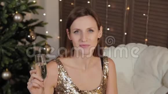 美丽的快乐女孩在新年装饰香槟2020年新年视频的预览图