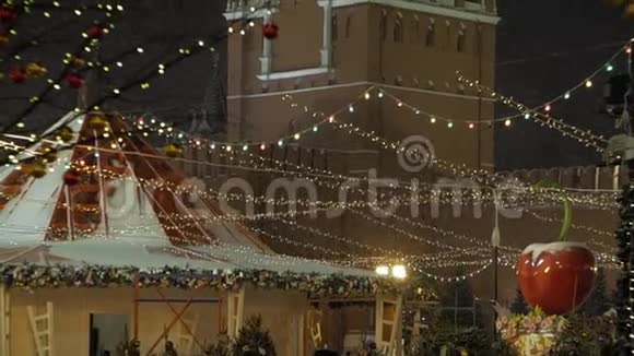 斯帕斯基大厦背景下的降雪塔旁的新年帐篷视频的预览图