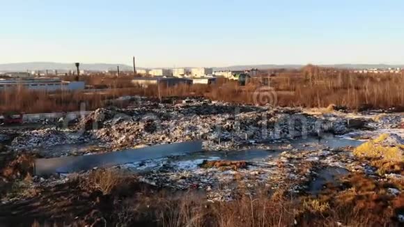 城市郊区无控制垃圾填埋场上方的天桥污染和环境威胁无人机视图视频的预览图