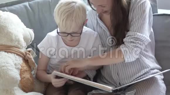 妈妈和儿子在看孩子们照片视频的预览图