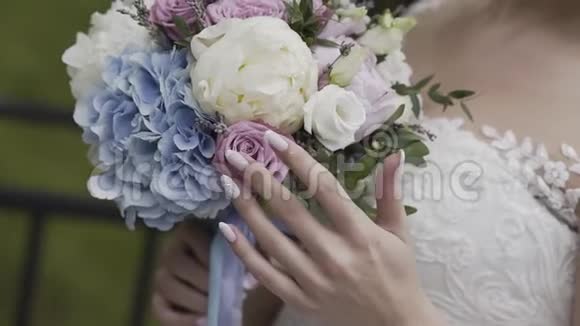 新娘捧着一束婚礼花束新婚快乐视频的预览图