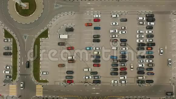 超市停车场上许多汽车的鸟瞰图视频的预览图