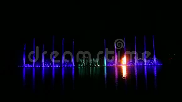 一个丰富多彩的喷泉在夜空的背景反射在怀特视频的预览图