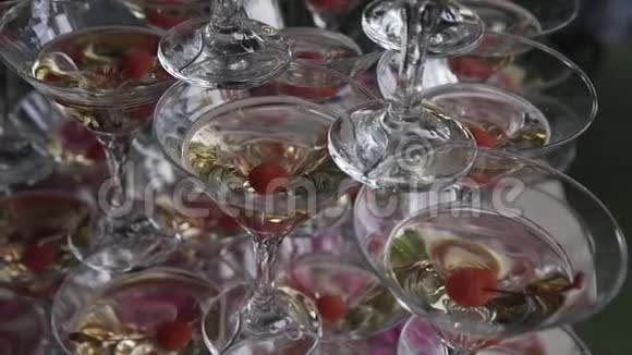 在为客人举行的庆典上美丽的香槟金字塔视频的预览图