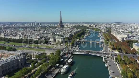 法国巴黎塞纳河和埃菲尔铁塔亚历山大三世大桥的城市景观鸟瞰图视频的预览图