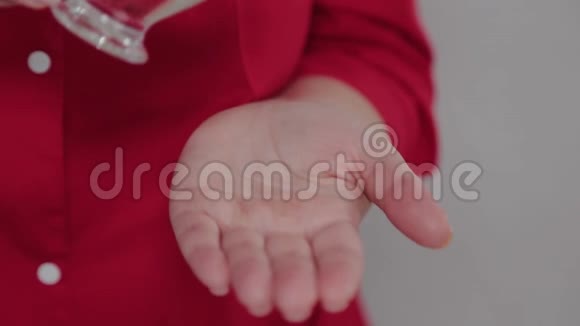 女按摩师在手上倒按摩油视频的预览图