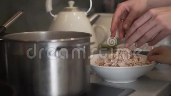 家煮鸡汤的概念视频的预览图