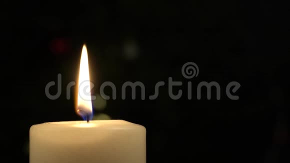吹灭蜡烛近距离吹灭桌子上的白色蜡烛视频的预览图