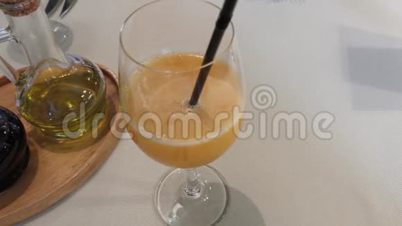 橙汁在玻璃杯里油在餐馆的桌子上视频的预览图