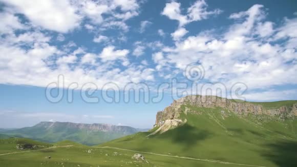 夏天的山景和乌云密布的深蓝色天空视频的预览图