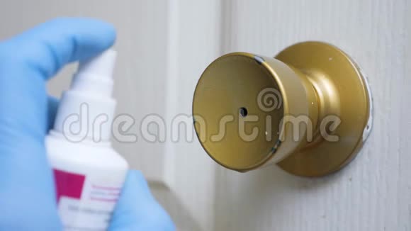 用抗菌湿擦拭消毒室门旋钮关闭医用手套上的手视图清洁和消毒视频的预览图