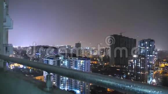 夜城摩天大楼和发光的窗户在雷雨和闪电时间流逝视频的预览图