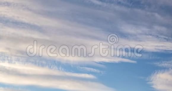 蓝天背景的时间推移与微小的条纹卷云条纹天气晴朗多风天气视频的预览图