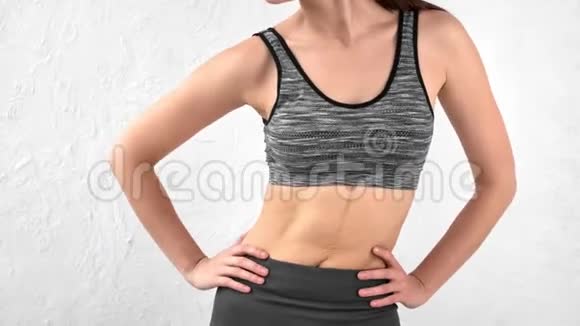 普拉提课特写柔韧淑女模型腹部旋转做有氧运动视频的预览图