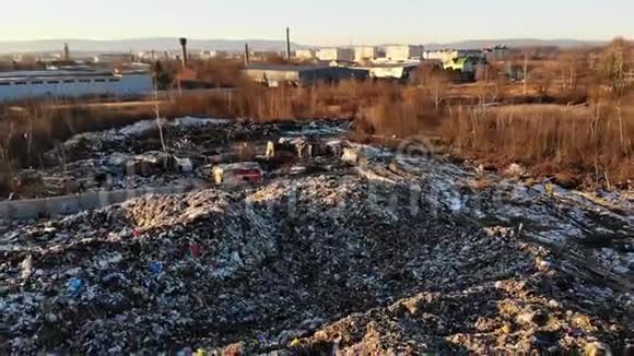 填埋空中无人机查看垃圾填埋场一堆废物污染和环境威胁的主题视频的预览图