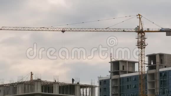 建筑施工建筑工地上的塔式起重机建筑工人工作时间推移视频的预览图