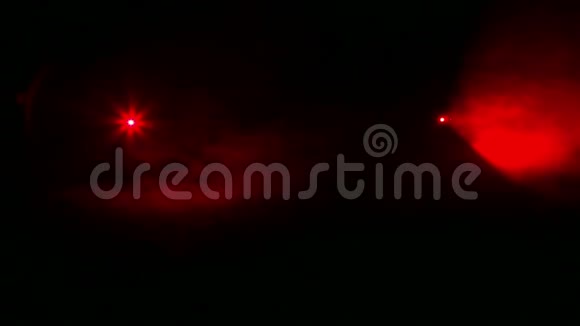 轮廓的红光在黑暗中用烟毯照亮视频的预览图