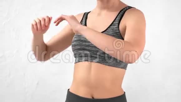 活动女运动员的躯干在白色工作室背景下独立锻炼身体视频的预览图