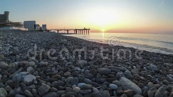 日落的全景在海上石滩海岸与海浪视频的预览图