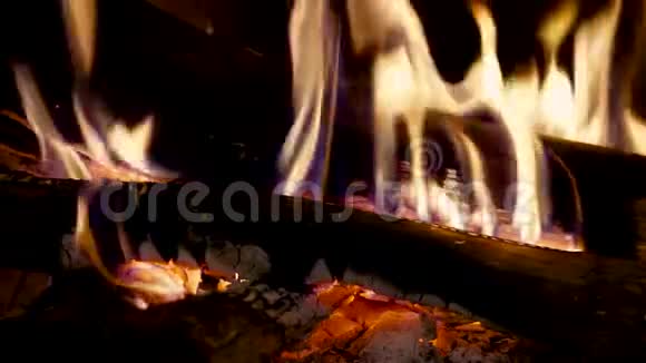 壁炉里燃烧着一堆木头下面是炽热的煤视频的预览图