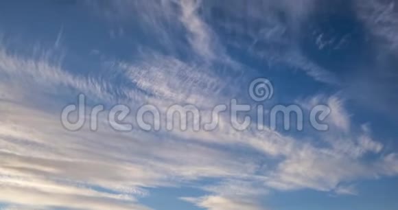 蓝天背景的时间推移与微小的条纹卷云条纹天气晴朗多风天气视频的预览图