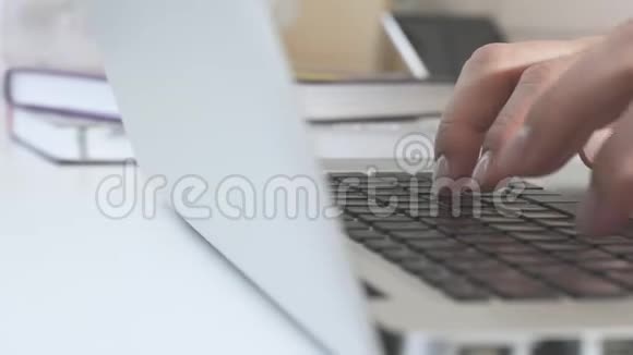 在家工作自由职业漂亮的女人她的手很快就会用笔记本键盘打字视频的预览图