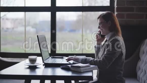 商务在线成功的概念快乐的女商人享受从员工电话收到的好消息显示是的视频的预览图