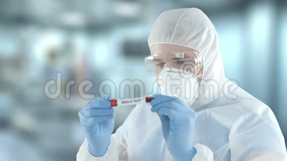 一名穿着防护衣的实验室助理检查了带有埃博拉血液测试的试管视频的预览图