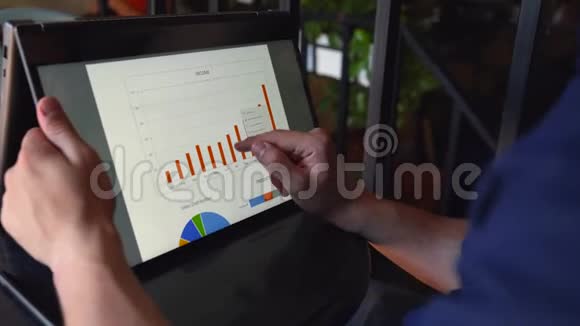商人用一台带有触屏的敞篷笔记本电脑做演示自由职业者与二合一视频的预览图
