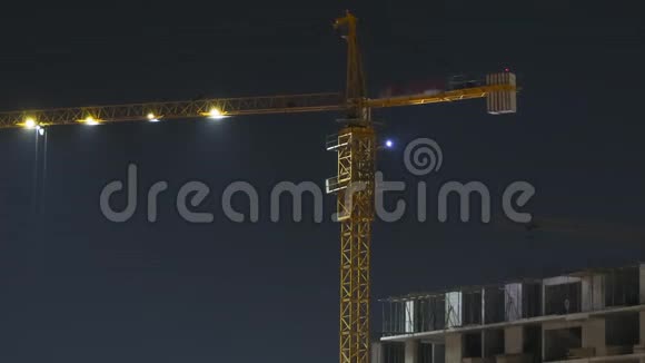 夜间建筑施工时光流逝建筑工地的塔式起重机视频的预览图