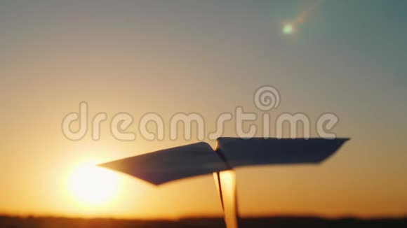 一架纸飞机在阳光下飞行亮创业理念POV视频视频的预览图