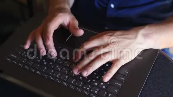 在咖啡馆里自由职业者手在笔记本电脑键盘上打字时相机在屏幕上滑动在办公室工作的商务人士视频的预览图