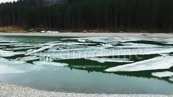 河上的冰块视频的预览图