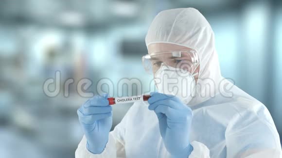 一名穿着防护衣的实验室助理检查了带有霍乱血液测试的试管视频的预览图