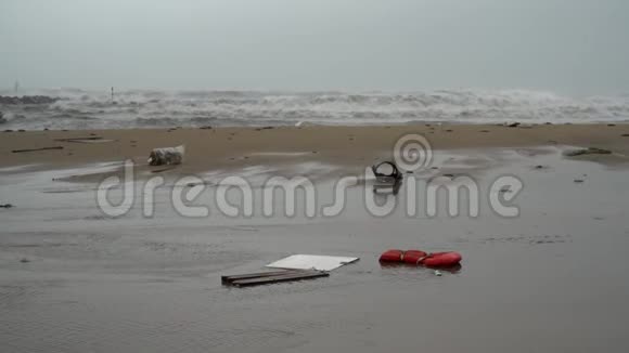 在一场严重的风暴中红色救生衣在海边视频的预览图