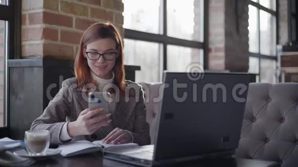 小企业主现代女企业家戴着视力眼镜在笔记本电脑后面在线工作视频的预览图